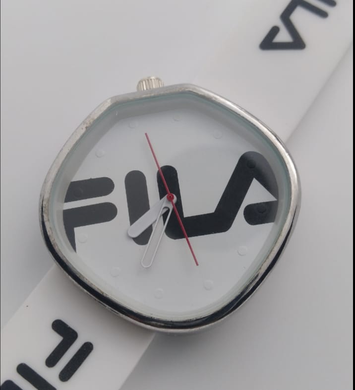 Reloj clon Fila letras blanco