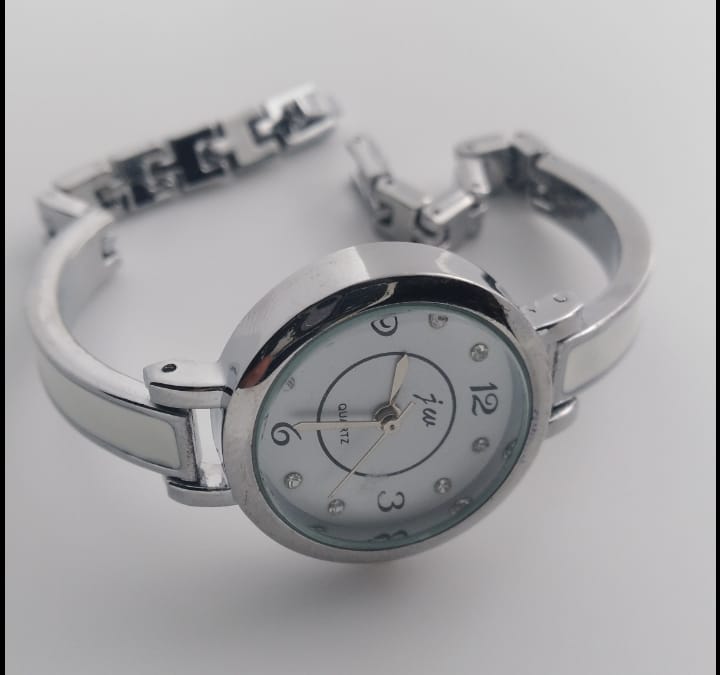 Reloj genérico blanco chico